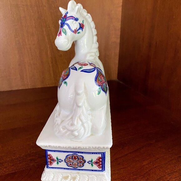 Elizabeth Arden Byzantium Porcelain Horse Figurine Trinket Jewelry Box - Picture 3 of 7